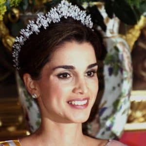 الملكة رانيا ترتدي تاجها 